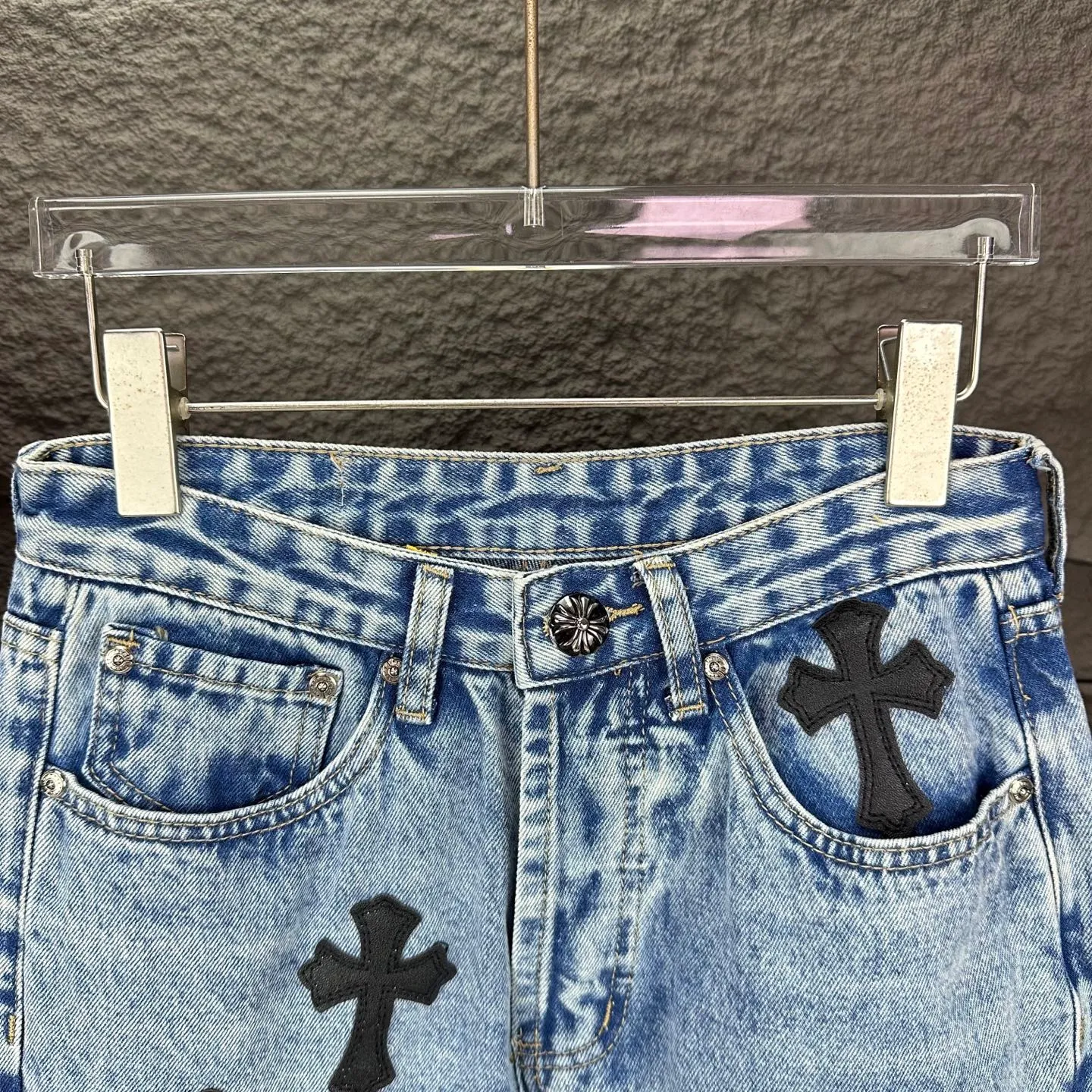 P290 GALLERY DEPT. & Croixin co-branded 2025 new limited-edition black large cross leather couple's bootcut jeans 🔥High version🔥High version🔥 Top ceiling quality Styles with different washed textures are very friendly to people with thin legs and thick legs. The bootcut version is very flattering to the leg shape. Moderate length that never goes out of style, easy and casual to match, basic styling for various styles, a must-have in the wardrobe! The fabric is stiff but also makes the upper body soft without losing texture. The washing process is even more perfect. It is a must-have item for everyone! ! ! Washed wheat, hang tag, pants label, three complete labels, color: blue, size: 28, 30, 32, 34, 36 (five sizes)